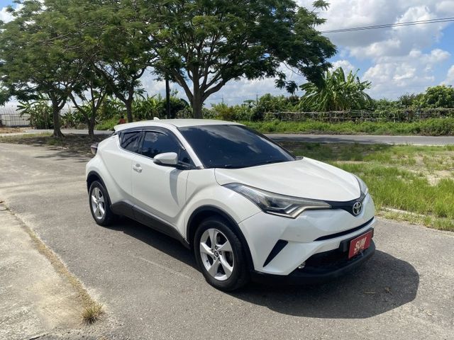 2019 C-HR 省油小鋼炮 稅金超級省1.2 / 定速/摸們/導航/IK一鍵啟動/ 認證好車 / 超級好看  第3張相片