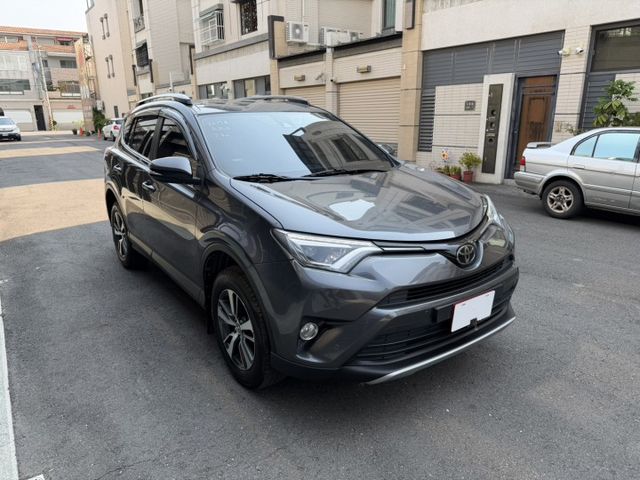 2017 RAV4 頂規 定速/ACC/電尾門/盲點/導航/電視/電動椅/恆溫/不用殺價就很便宜  第3張相片