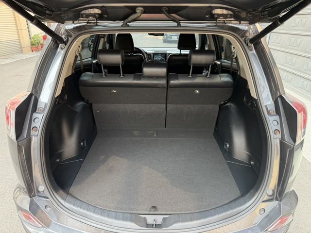 2017 RAV4 頂規 定速/ACC/電尾門/盲點/導航/電視/電動椅/恆溫/不用殺價就很便宜  第18張相片