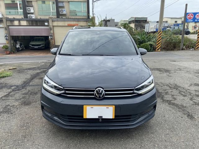 2023/24年領牌 TOURAN 完整LV2/電動尾門/CARPLAY/腳踢/儀表導航/丹麥高級音響/全景天窗  第2張相片