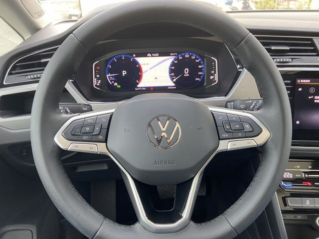2023/24年領牌 TOURAN 完整LV2/電動尾門/CARPLAY/腳踢/儀表導航/丹麥高級音響/全景天窗  第4張相片