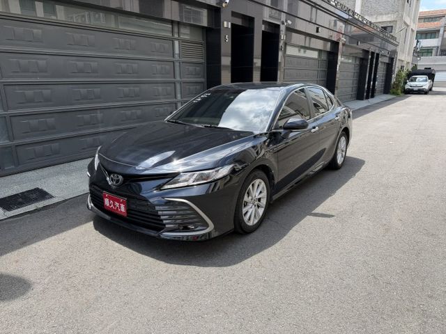 2021 CAMRY 2.0尊爵版/認證車/IK.摸們.ACC跟車.雙前電動椅.電子手煞.盲點.車況漂亮/可車換車.全貸  第1張相片