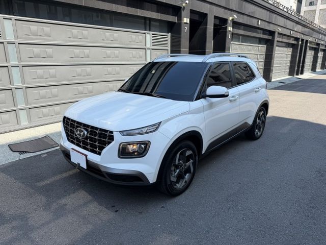 2021 凡優 GLB版 原廠保養 /定速/恆溫/倒車顯影/車道維持/CarPlay/無線充電/可車換車/全額貸款  第1張相片