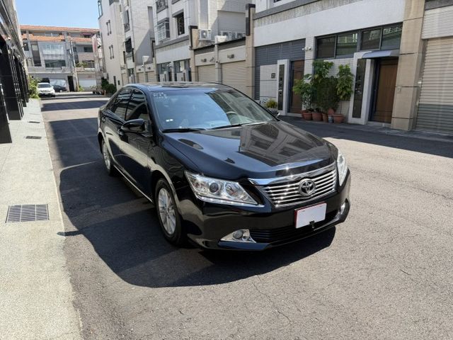 2012 CAMRY G版頂級 / 定速巡航/衛星導航/雙區恆溫/駕駛座電動椅/天窗/抬顯/IK免鑰駛/車況佳  第3張相片