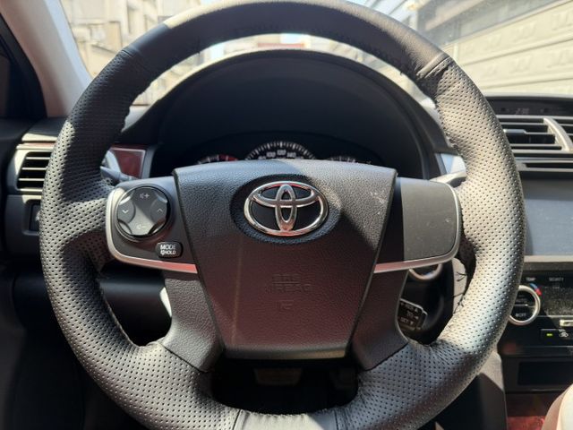 2012 CAMRY G版頂級 / 定速巡航/衛星導航/雙區恆溫/駕駛座電動椅/天窗/抬顯/IK免鑰駛/車況佳  第4張相片