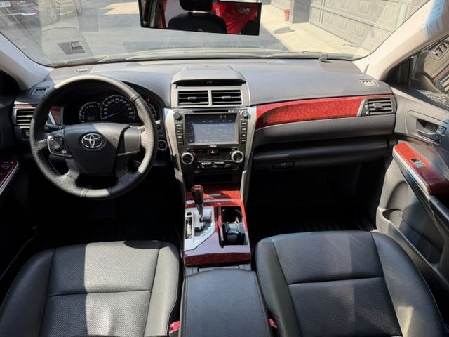 2012 CAMRY G版頂級 / 定速巡航/衛星導航/雙區恆溫/駕駛座電動椅/天窗/抬顯/IK免鑰駛/車況佳  第16張相片