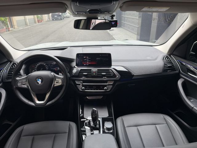 2019 X3 20I 認證車 /5AU 定速/盲點/跟車/轉向輔助/抬頭顯示器/三區恆溫/電尾門/車況一級棒/可全貸  第17張相片