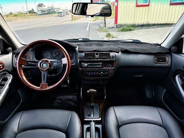 收藏車~ 原鈑件 里程保證 全車花費10幾萬大翻新 千禧年高階版本 有電動座椅 核桃木內飾 原汁原味 實車比照片更漂亮  第7張相片