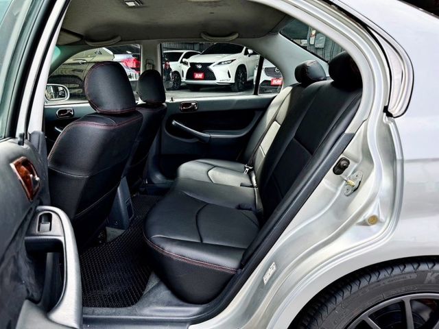 收藏車~ 原鈑件 里程保證 全車花費10幾萬大翻新 千禧年高階版本 有電動座椅 核桃木內飾 原汁原味 實車比照片更漂亮  第9張相片