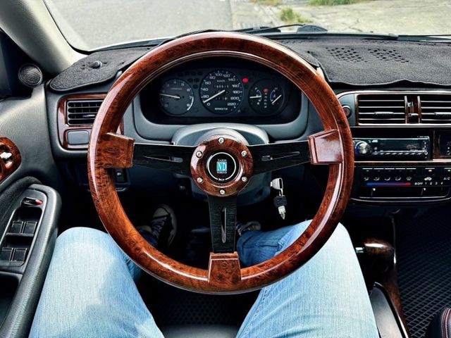 收藏車~ 原鈑件 里程保證 全車花費10幾萬大翻新 千禧年高階版本 有電動座椅 核桃木內飾 原汁原味 實車比照片更漂亮  第10張相片