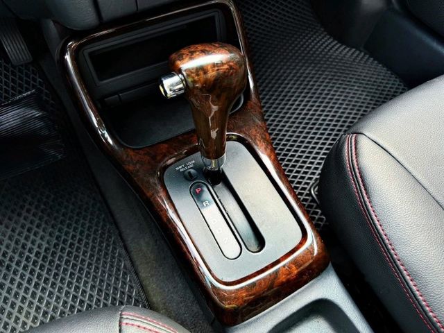 收藏車~ 原鈑件 里程保證 全車花費10幾萬大翻新 千禧年高階版本 有電動座椅 核桃木內飾 原汁原味 實車比照片更漂亮  第12張相片