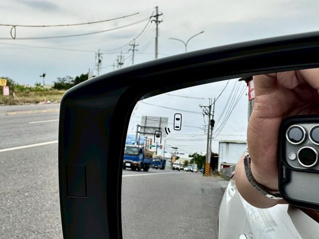 單純原廠更換一片引擎蓋  配備天窗 18吋鋁圈 2.0渦輪增壓引擎 免鑰匙 盲點 車道偏離 跟車 電動椅 CarPlay  第16張相片