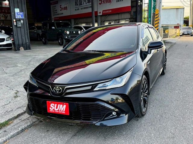 油電版 GR Sport 全車原鈑件 大電池原廠保固8年16萬公里 GR專屬黑紅內裝 GR鋁圈 LED大燈 原廠燻黑尾燈  第1張相片