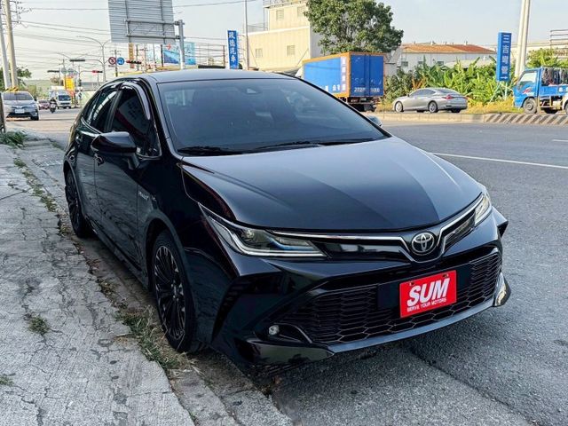 油電版 GR Sport 全車原鈑件 大電池原廠保固8年16萬公里 GR專屬黑紅內裝 GR鋁圈 LED大燈 原廠燻黑尾燈  第2張相片