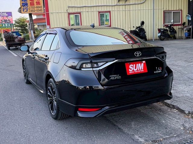 油電版 GR Sport 全車原鈑件 大電池原廠保固8年16萬公里 GR專屬黑紅內裝 GR鋁圈 LED大燈 原廠燻黑尾燈  第4張相片