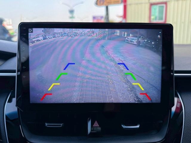 油電版 GR Sport 全車原鈑件 大電池原廠保固8年16萬公里 GR專屬黑紅內裝 GR鋁圈 LED大燈 原廠燻黑尾燈  第15張相片