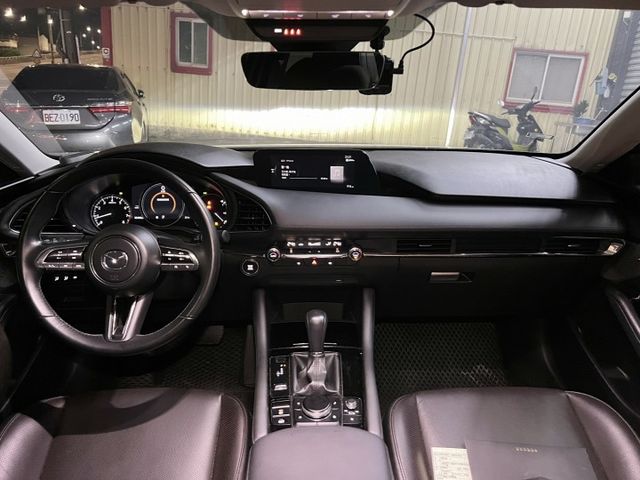 旗艦Bose版 一手車 全車原鈑件 僅跑3萬公里 全車原漆 全車剛花2萬元鍍膜 有附保證卡 全車黑化包膜 360環景輔助  第3張相片