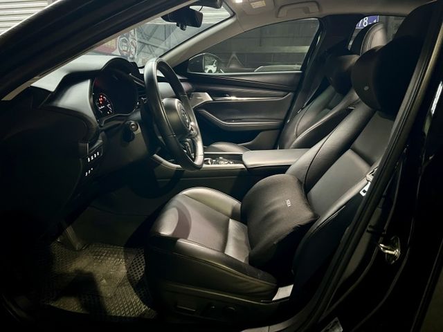 旗艦Bose版 一手車 全車原鈑件 僅跑3萬公里 全車原漆 全車剛花2萬元鍍膜 有附保證卡 全車黑化包膜 360環景輔助  第4張相片