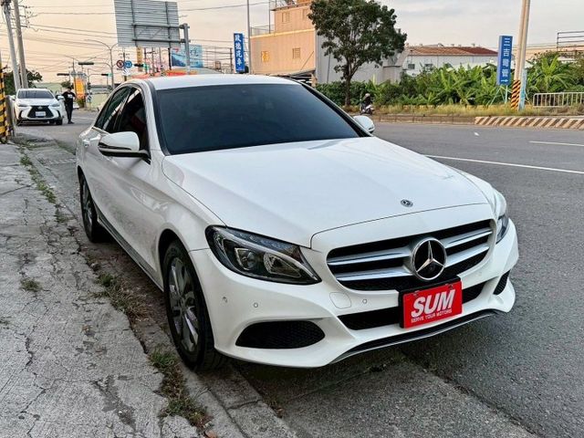 全車原鈑件 改AMG平把碳纖維方向盤 升級360環景系統 全車氣氛燈 迎賓燈 發光旋轉柏林 AMG發光飾板 渦輪出風口  第2張相片