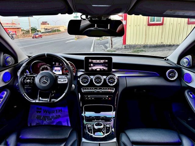 全車原鈑件 改AMG平把碳纖維方向盤 升級360環景系統 全車氣氛燈 迎賓燈 發光旋轉柏林 AMG發光飾板 渦輪出風口  第5張相片