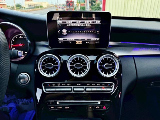 全車原鈑件 改AMG平把碳纖維方向盤 升級360環景系統 全車氣氛燈 迎賓燈 發光旋轉柏林 AMG發光飾板 渦輪出風口  第9張相片