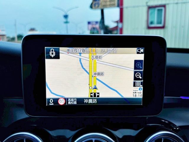 全車原鈑件 改AMG平把碳纖維方向盤 升級360環景系統 全車氣氛燈 迎賓燈 發光旋轉柏林 AMG發光飾板 渦輪出風口  第11張相片