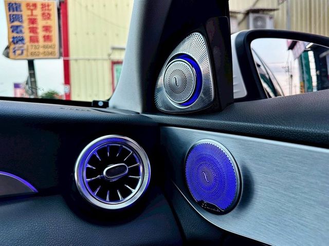 全車原鈑件 改AMG平把碳纖維方向盤 升級360環景系統 全車氣氛燈 迎賓燈 發光旋轉柏林 AMG發光飾板 渦輪出風口  第13張相片