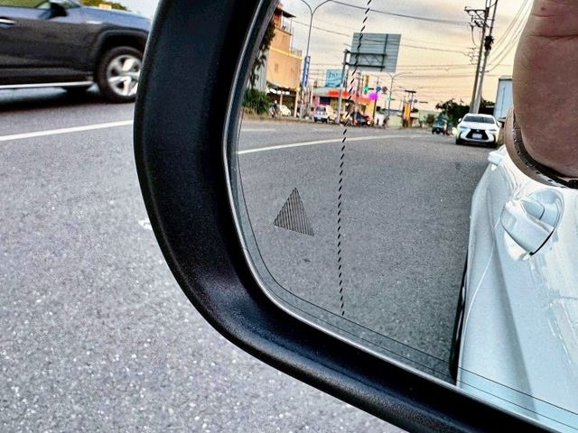 全車原鈑件 改AMG平把碳纖維方向盤 升級360環景系統 全車氣氛燈 迎賓燈 發光旋轉柏林 AMG發光飾板 渦輪出風口  第15張相片