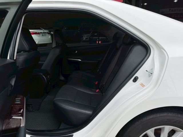 豪華大型房車 全車原鈑件 7.5代小改款 升級安卓機 衛星導航 行車紀錄器 雙區恆溫空調 後座冷氣口 原廠魚眼頭燈  第7張相片