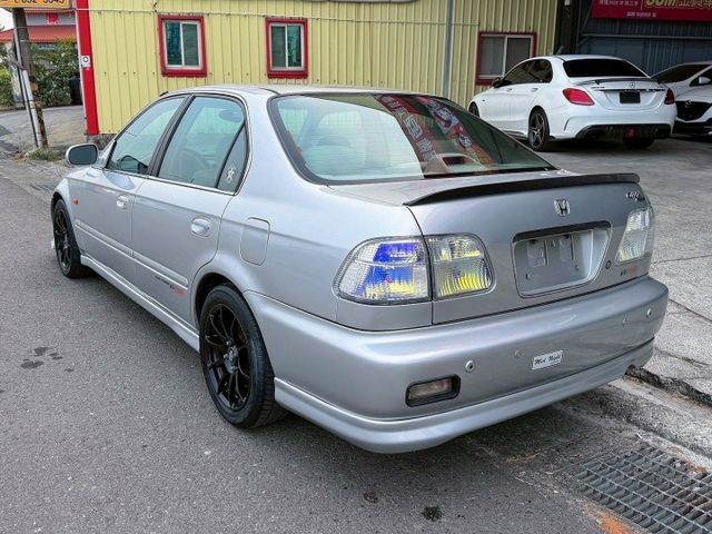 認證車!! 全車翻新大整理 四門高階版 有電動椅 改裝方向盤 16吋鋁圈 KT避震器 引擎室拉桿 日本七彩大燈/七彩尾燈  第4張相片