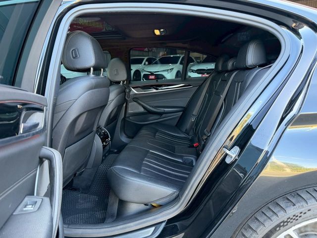 M版 530i 配備超滿 四輪傳動 電吸門 HK音響 盲點 360環景 氣氛燈 四區恆溫 M鋁圈 M方向盤 無線充電板  第7張相片