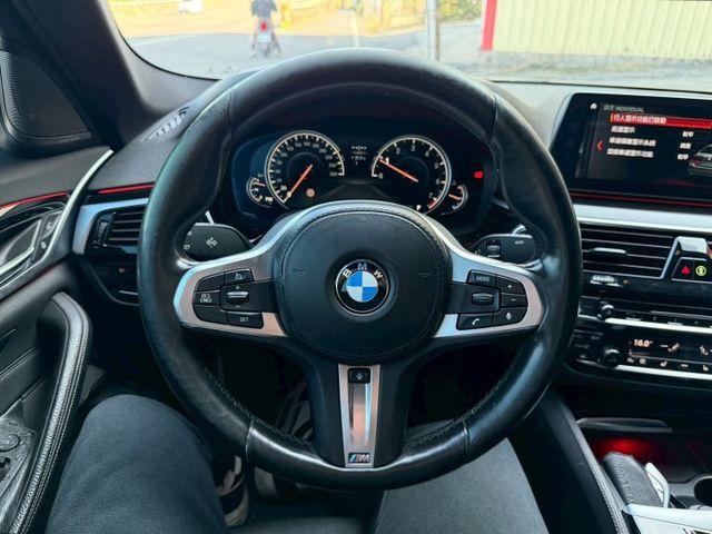 M版 530i 配備超滿 四輪傳動 電吸門 HK音響 盲點 360環景 氣氛燈 四區恆溫 M鋁圈 M方向盤 無線充電板  第8張相片