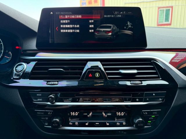 M版 530i 配備超滿 四輪傳動 電吸門 HK音響 盲點 360環景 氣氛燈 四區恆溫 M鋁圈 M方向盤 無線充電板  第9張相片