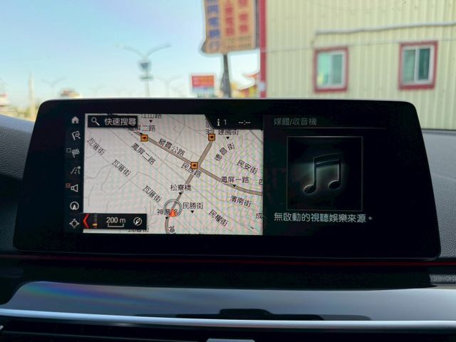 M版 530i 配備超滿 四輪傳動 電吸門 HK音響 盲點 360環景 氣氛燈 四區恆溫 M鋁圈 M方向盤 無線充電板  第11張相片