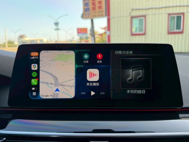 M版 530i 配備超滿 四輪傳動 電吸門 HK音響 盲點 360環景 氣氛燈 四區恆溫 M鋁圈 M方向盤 無線充電板  第12張相片
