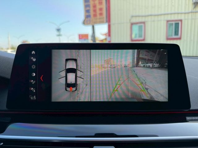 M版 530i 配備超滿 四輪傳動 電吸門 HK音響 盲點 360環景 氣氛燈 四區恆溫 M鋁圈 M方向盤 無線充電板  第13張相片