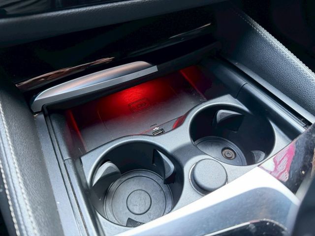 M版 530i 配備超滿 四輪傳動 電吸門 HK音響 盲點 360環景 氣氛燈 四區恆溫 M鋁圈 M方向盤 無線充電板  第14張相片