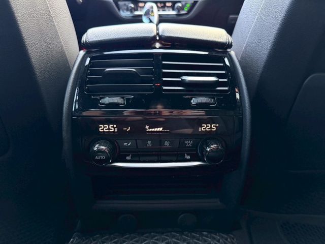 M版 530i 配備超滿 四輪傳動 電吸門 HK音響 盲點 360環景 氣氛燈 四區恆溫 M鋁圈 M方向盤 無線充電板  第15張相片