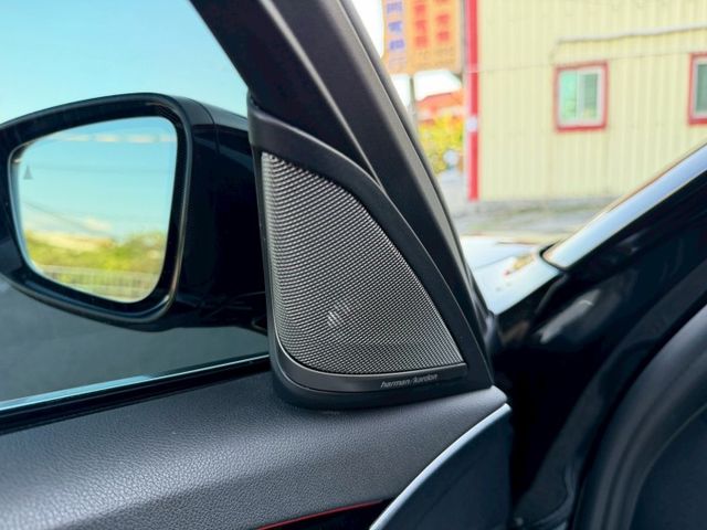 M版 530i 配備超滿 四輪傳動 電吸門 HK音響 盲點 360環景 氣氛燈 四區恆溫 M鋁圈 M方向盤 無線充電板  第16張相片