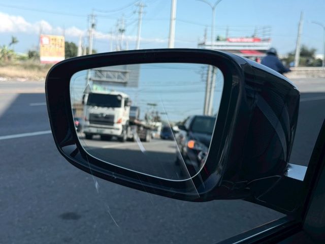 M版 530i 配備超滿 四輪傳動 電吸門 HK音響 盲點 360環景 氣氛燈 四區恆溫 M鋁圈 M方向盤 無線充電板  第17張相片