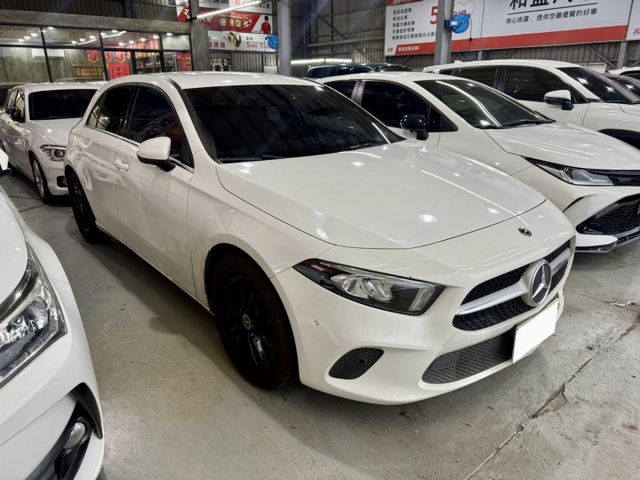 總代理 A180 全車原鈑件 1.3渦輪增壓 摘星版 女用車 配備電動座椅 換檔快撥 前後雷達 大螢幕 多功能影音系統  第1張相片