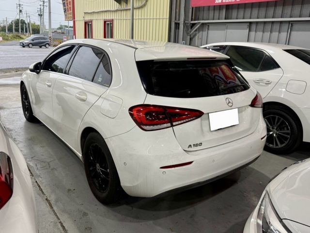 總代理 A180 全車原鈑件 1.3渦輪增壓 摘星版 女用車 配備電動座椅 換檔快撥 前後雷達 大螢幕 多功能影音系統  第2張相片