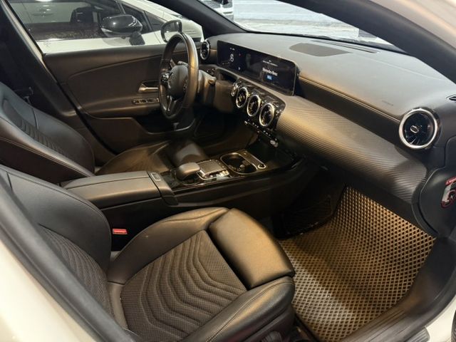 總代理 A180 全車原鈑件 1.3渦輪增壓 摘星版 女用車 配備電動座椅 換檔快撥 前後雷達 大螢幕 多功能影音系統  第3張相片