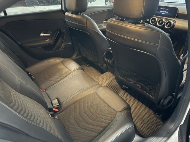 總代理 A180 全車原鈑件 1.3渦輪增壓 摘星版 女用車 配備電動座椅 換檔快撥 前後雷達 大螢幕 多功能影音系統  第4張相片