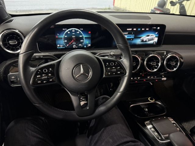 總代理 A180 全車原鈑件 1.3渦輪增壓 摘星版 女用車 配備電動座椅 換檔快撥 前後雷達 大螢幕 多功能影音系統  第5張相片