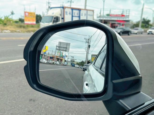 頂規Prestige 有跟車 全景天窗 Bose音響 電尾門 盲點 環景 衛星導航 CarPlay LED大燈 空力套件  第16張相片