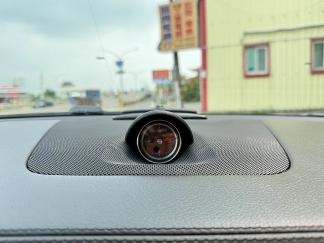 市場稀有 SL400敞篷 新車價700萬 原漆原鈑件 日規滿配 ABC氣壓懸吊 冷熱通風椅 Nappa真皮座椅 腳踢尾門  第16張相片
