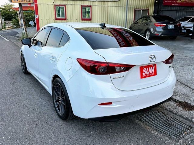 Mazda3 四門 尊榮版 全車原鈑件 里程保證 改裝17吋鋁圈 免鑰匙 定速 多功能方向盤 倒車顯影 可以全額貸款  第4張相片