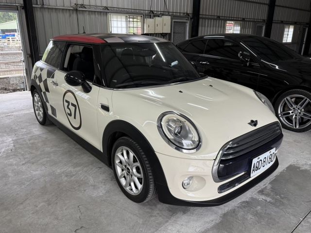 客戶寄賣~原鈑件 質感英倫風 可愛小鋼炮 R56 MINI COOPER 1.5渦輪 3D 免鑰匙 魚眼頭燈 循跡防滑  第2張相片