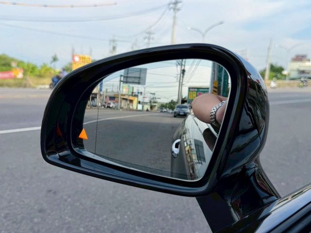 市場稀有 SL400敞篷 新車價700萬 原漆原鈑件 日規滿配 ABC氣壓懸吊 冷熱通風椅 Nappa真皮座椅 腳踢尾門  第14張相片